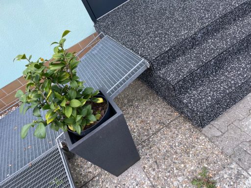 Steinteppich in Metallic Mix und Anschluss an Rollstuhlrampe