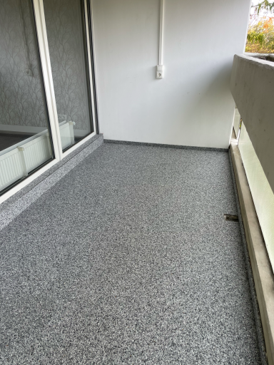 Balkon mit Steinteppich in Hellgrau