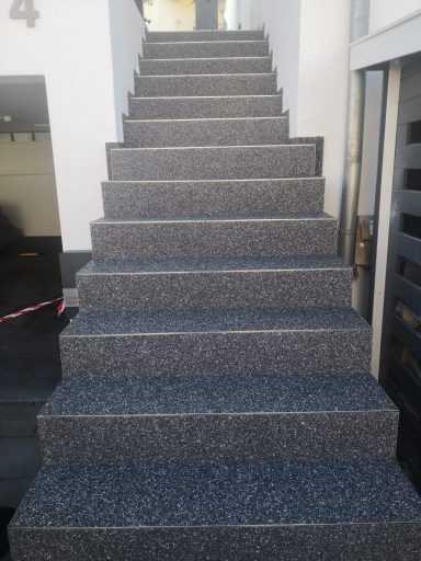 Treppe mit Steinteppich in Dunkelgrau