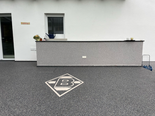Terrasse mit Steinteppich Grau / mit Logo Einarbeitung in Weiß