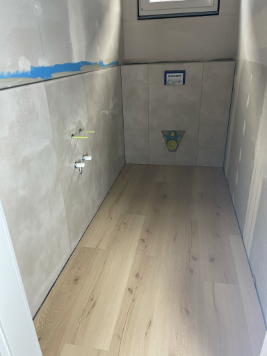 WC mit Fliesen 60 x 1,20 cm und Parkettboden